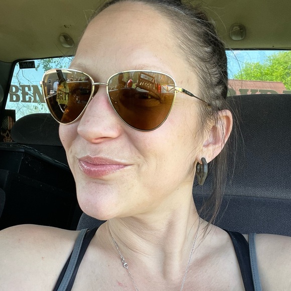 👋🙋🏻‍♀️ hey, it’s Poshmarker, NICKY!!!! 😁 - Picture 3 of 4